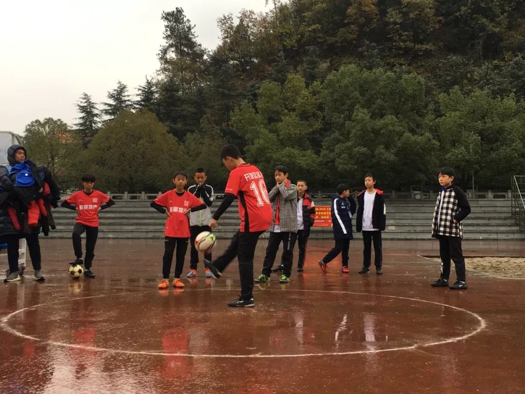 天啊！上周末700多个学生把足球玩成了这样