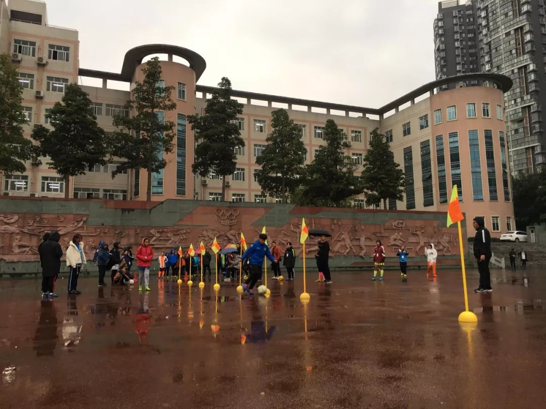 天啊！上周末700多个学生把足球玩成了这样