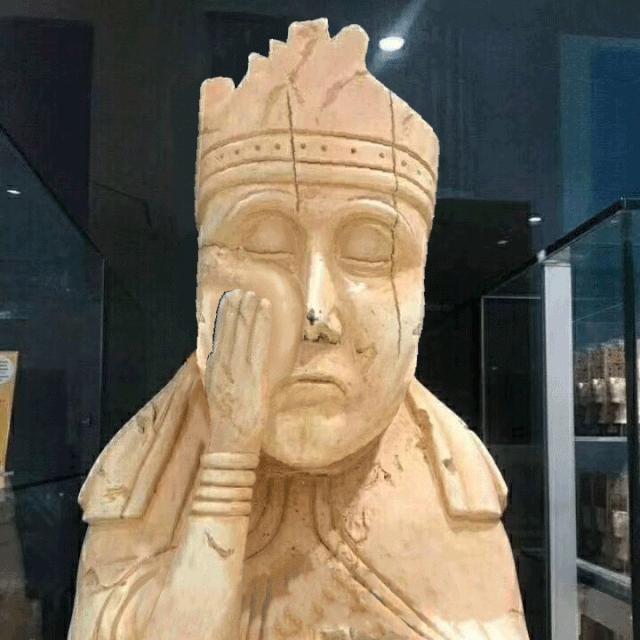 这张图非常火，很多网友留言说：这个星星就不知道把板凳往前挪一挪吗？