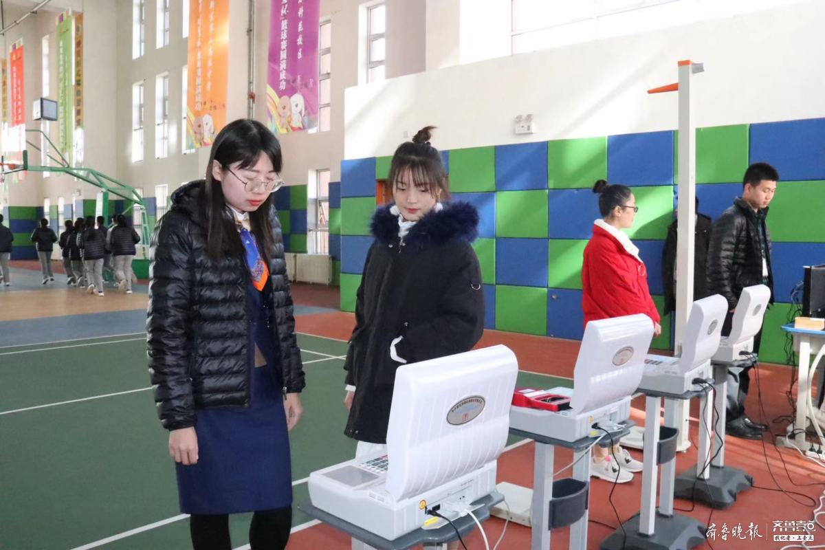 单脚站、重跳，济宁孔子国际学校教职工接受体质测试