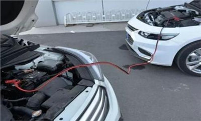汽车电瓶没电了怎么办小视频,汽车电瓶没电跑了一小时也没电