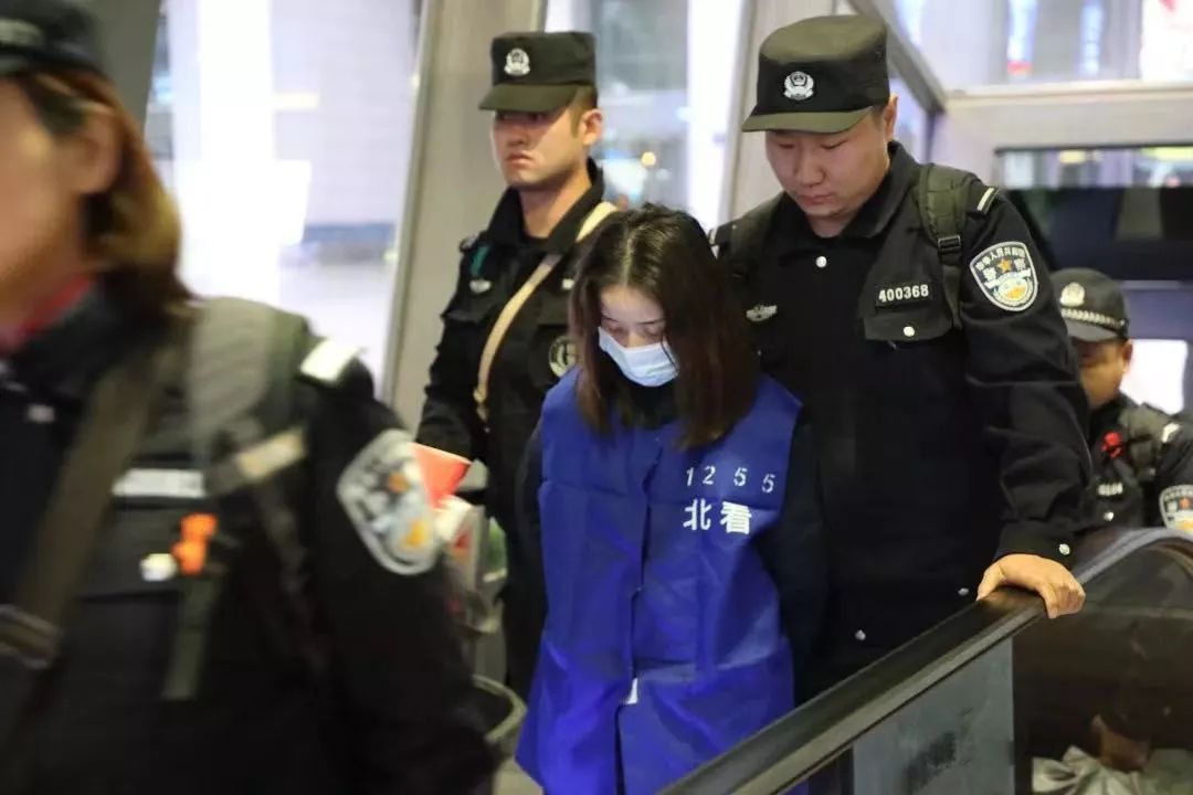 广州地陷父子2人怎么样,最新广州地陷父子被困