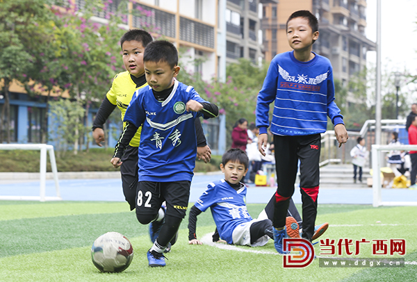 冬日绿茵场上驰骋感受运动的魅力,足球小课堂巅峰