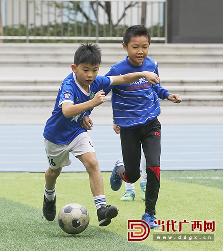 冬日绿茵场上驰骋感受运动的魅力,足球小课堂巅峰