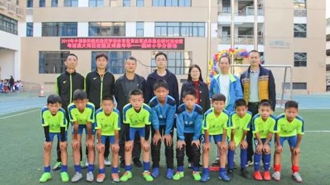 足球夺冠捧杯超燃瞬间,双双夺取冠军