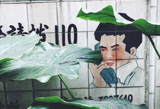 这张图非常火，很多网友留言说：这个星星就不知道把板凳往前挪一挪吗？