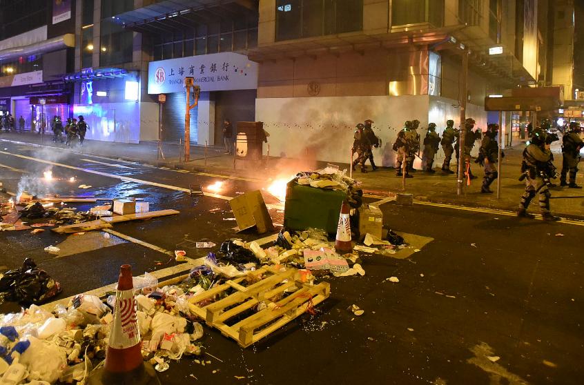 该！暴徒背着汽油弹逃走被港警直接“拿下”拒保释