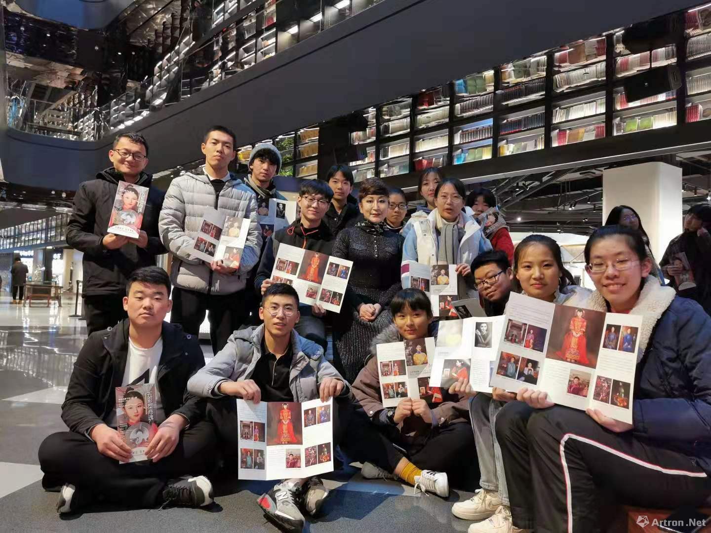 周莹油画艺术作品欣赏,晏子周莹画像