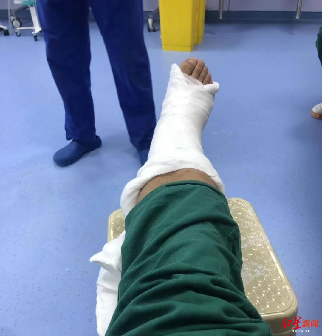 成都“滑轮医哥”走红，你认真的样子真帅