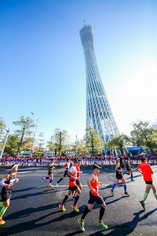 倾城高塔，助威广马小蛮腰拉拉队舞动地标，为2019广马跑手加油