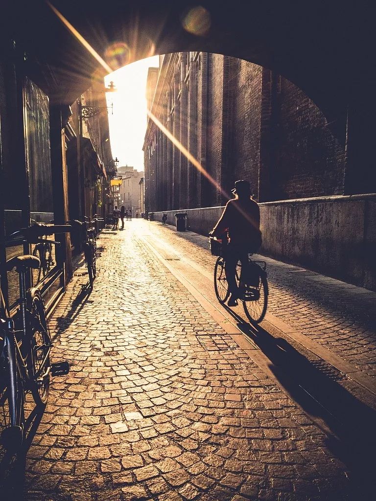 夜话丨柯灵：你还记得小时候家门口的巷弄吗？