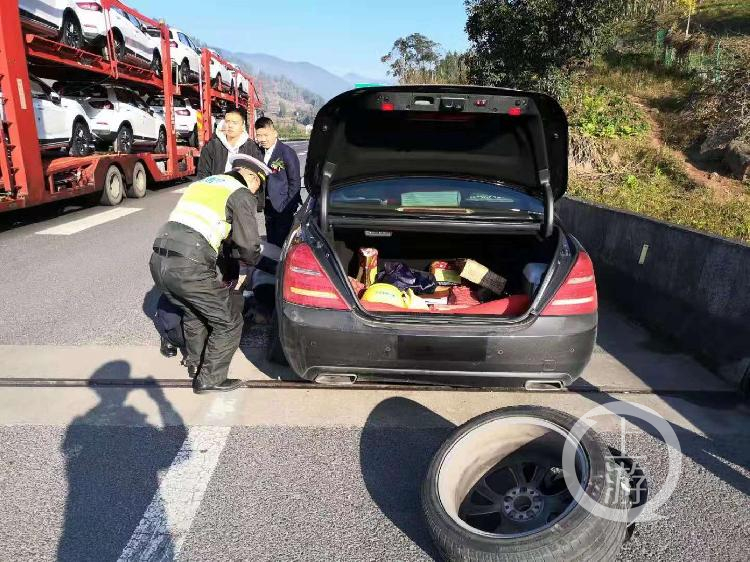 急坏了！接新娘途中婚车在高速路爆胎，不会修怎么办……