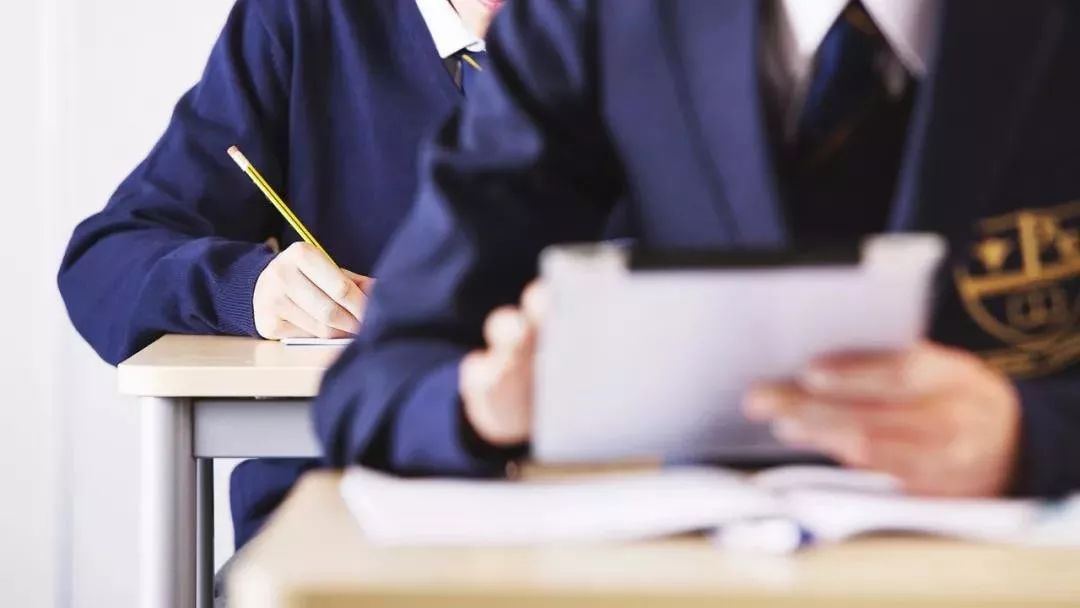 上海妈妈放弃重点中学，送孩子留学英国，网友们怼起来了