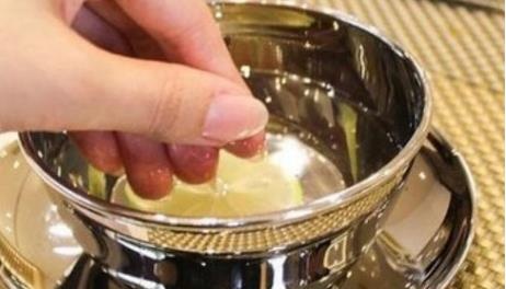 仪陇人：吃西餐前服务员送来的柠檬水，这可不是用来喝的