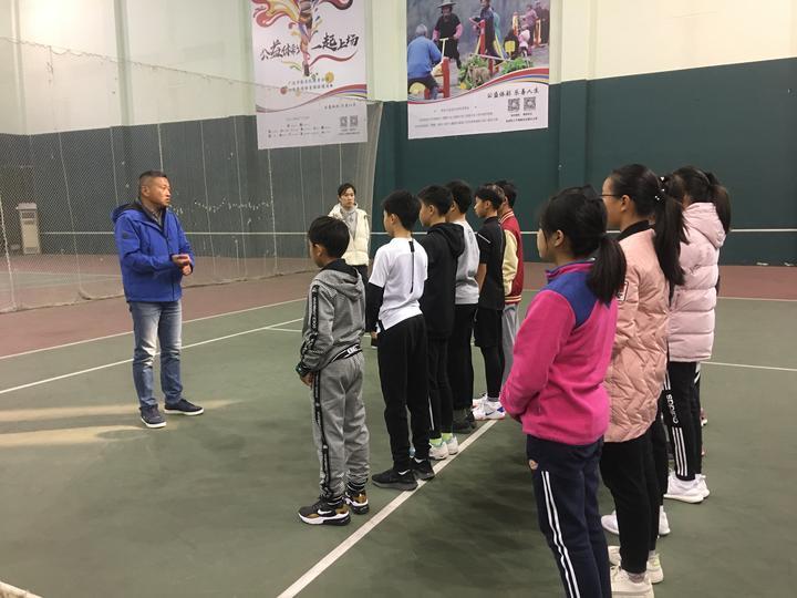 给费德勒当球童再和费德勒交手,费德勒捡球球童