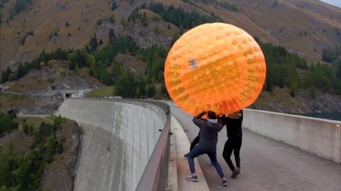 牛人趣味实验,把弹力球扔下165米