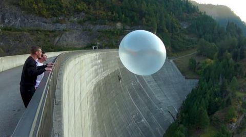 牛人趣味实验,把弹力球扔下165米