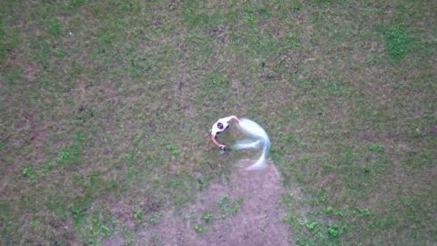 牛人趣味实验,把弹力球扔下165米