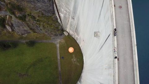 牛人趣味实验,把弹力球扔下165米