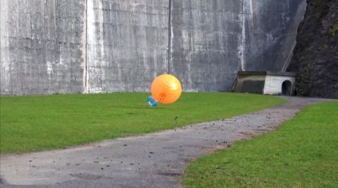 牛人趣味实验,把弹力球扔下165米