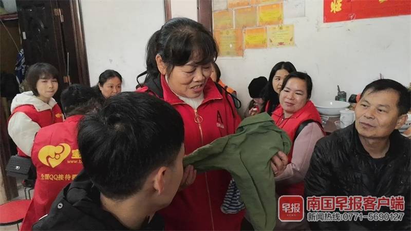 春节后离开老家和父母离别的场景,出门打工与家人离别的视频