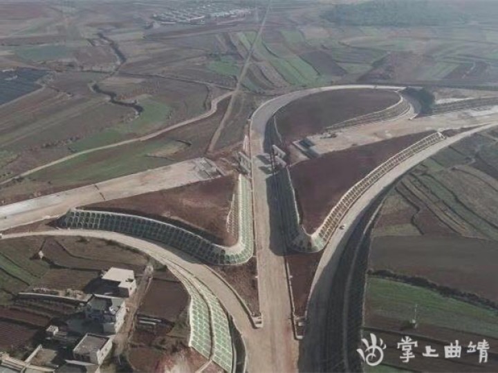 召夸镇四到位做好召泸高速公路陆良段*地征***迁拆**补偿工作已兑付款8335.98万元