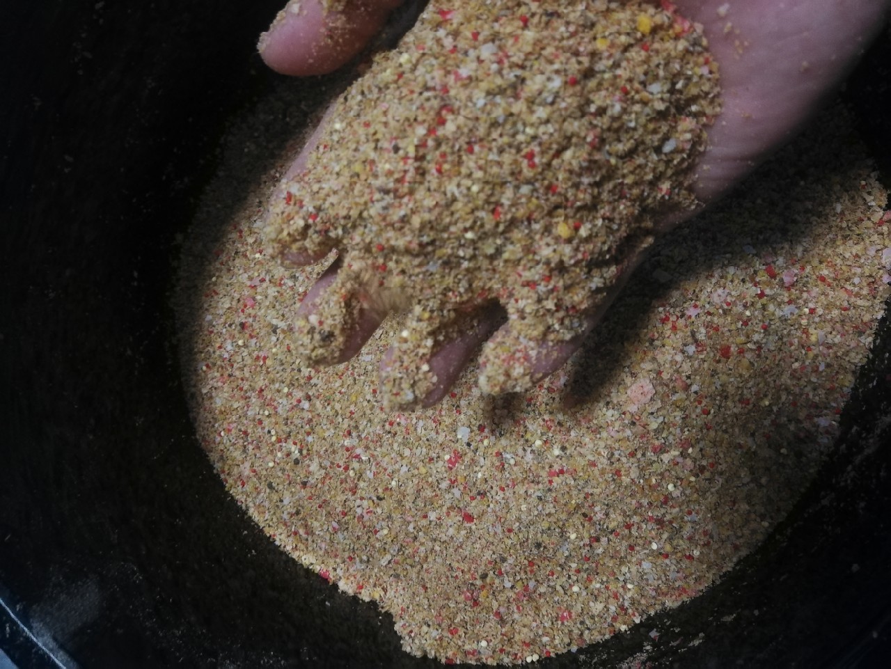 钓鲫鱼的窝料饵料最佳配方,分享一款野钓鲫鱼的窝料配方