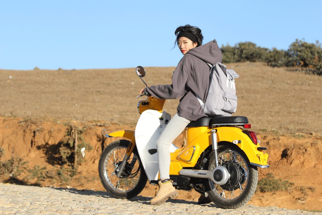 女司机骑摩托车,骑电动车旅游洱海