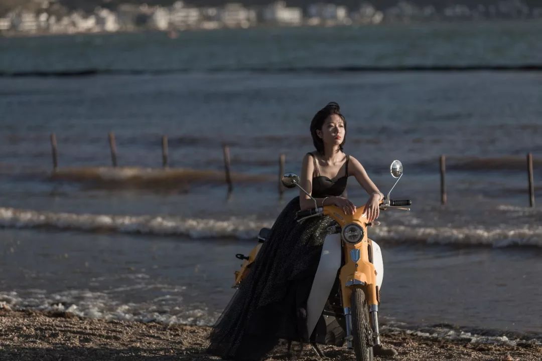 女司机骑摩托车,骑电动车旅游洱海