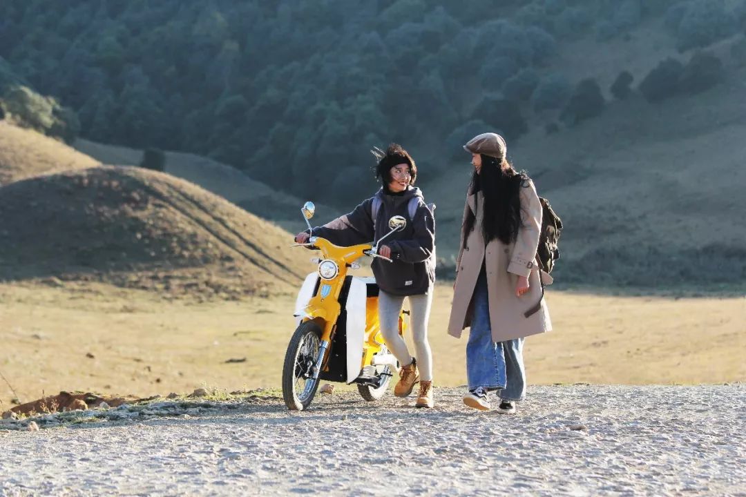 女司机骑摩托车,骑电动车旅游洱海