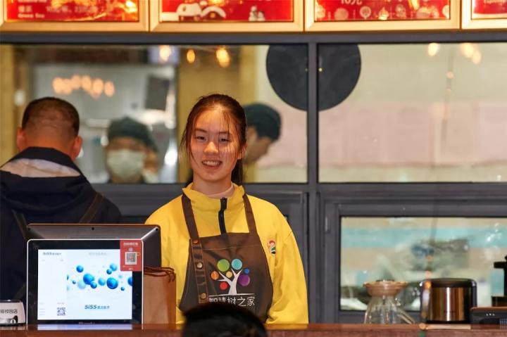 儿子高中毕业去咖啡店上班,爸妈辞去原来工作陪他一起!杭州这家最温暖的小店5岁了