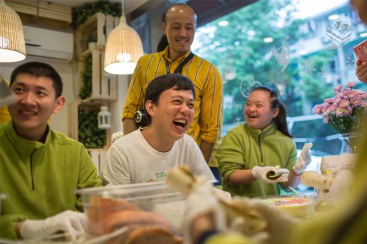 儿子高中毕业去咖啡店上班,爸妈辞去原来工作陪他一起!杭州这家最温暖的小店5岁了