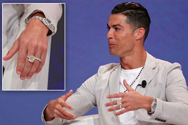 C罗迪拜领奖，留起了小辫，手戴价值60万英镑饰品