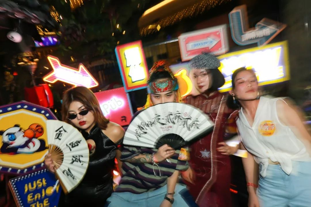 人人人！成都露天约会圣地“贰麻”，开出杭州首店！谢霆锋张靓颖都曾是座上宾