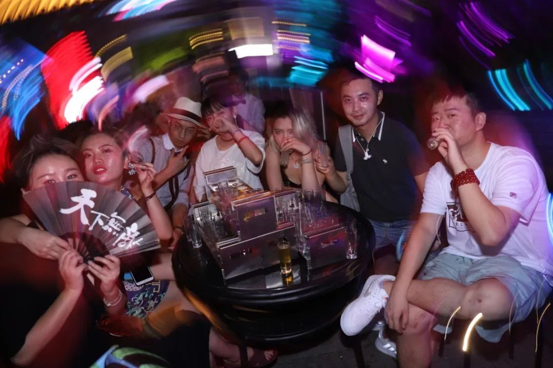 人人人！成都露天约会圣地“贰麻”，开出杭州首店！谢霆锋张靓颖都曾是座上宾