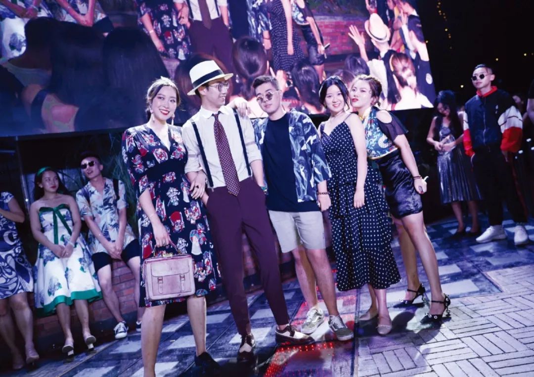 人人人！成都露天约会圣地“贰麻”，开出杭州首店！谢霆锋张靓颖都曾是座上宾