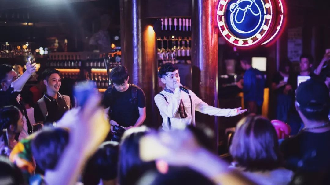 人人人！成都露天约会圣地“贰麻”，开出杭州首店！谢霆锋张靓颖都曾是座上宾