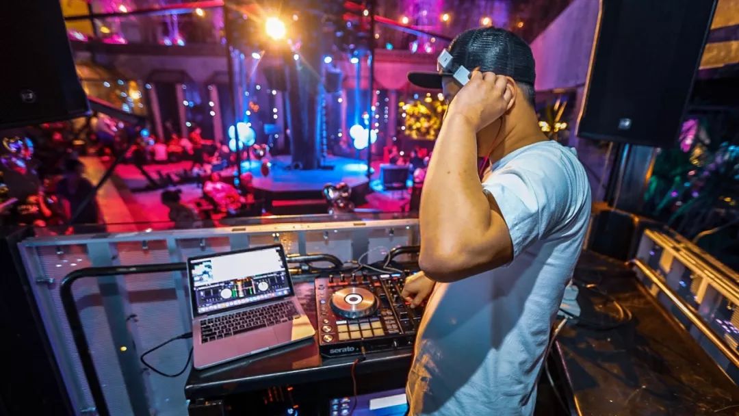 人人人！成都露天约会圣地“贰麻”，开出杭州首店！谢霆锋张靓颖都曾是座上宾