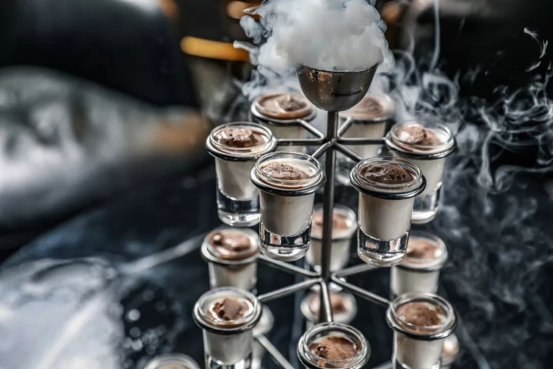 人人人！成都露天约会圣地“贰麻”，开出杭州首店！谢霆锋张靓颖都曾是座上宾