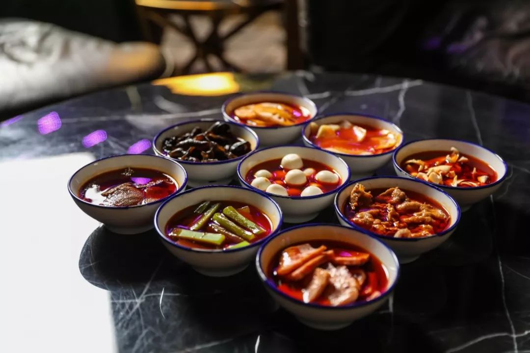 人人人！成都露天约会圣地“贰麻”，开出杭州首店！谢霆锋张靓颖都曾是座上宾