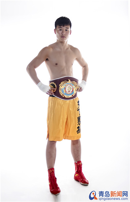 青岛拳坛传捷报20岁“乡下男孩”斩获IBO国际金腰带