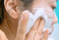 脸上搓下来很多泥,脸上搓出黑头