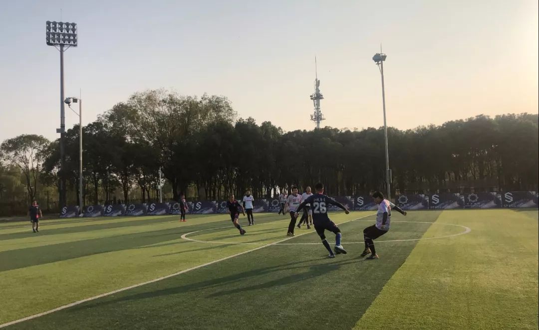 武汉律师界的第一支球队+乐队