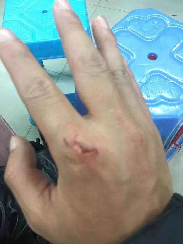 外卖小哥接到奇怪订单求助警察,外卖小哥接到三箱水订单