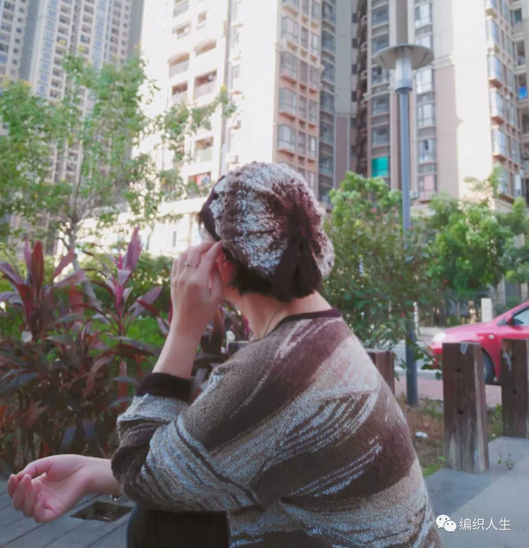 段染8号蕾丝线钩织作品,浅灰色织毛衣视频教程