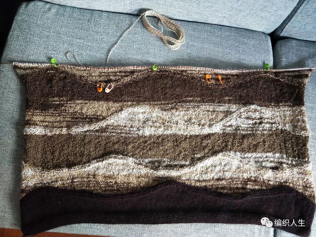 段染8号蕾丝线钩织作品,浅灰色织毛衣视频教程