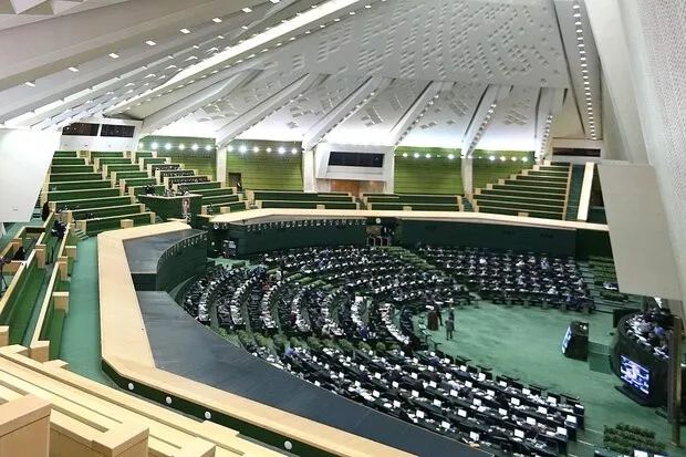 早新闻丨过个节就收了36瓶茅台、12瓶青花郎！武鸣公安分局原副政委被双开