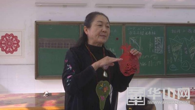 临渭区校外特色课程展示,青铜器剪纸