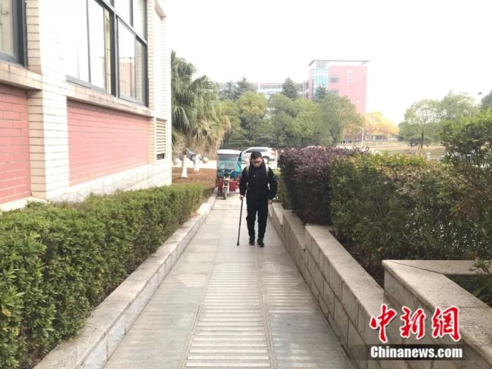 励志小伙不甘平凡,励志小伙自小双目失明却不失信心