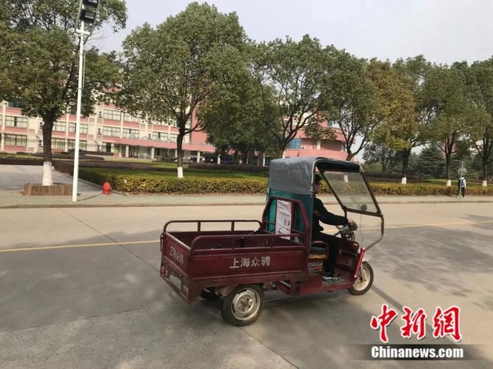 励志小伙不甘平凡,励志小伙自小双目失明却不失信心